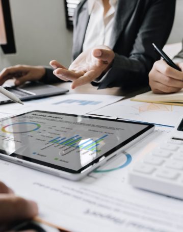business-people-meeting-using-laptop-computer-calc-2025-01-16-13-19-03-utc